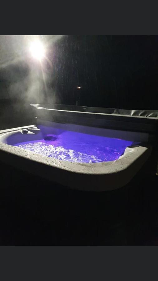 Robins Nest Glamping Pod With Hot Tub Hotel Keith Bagian luar foto